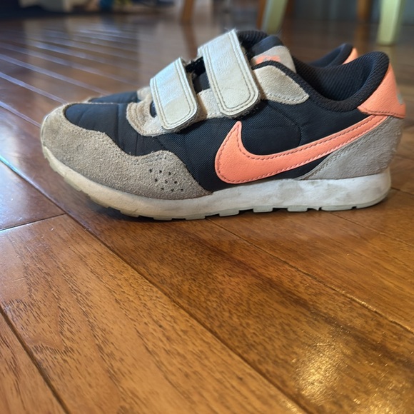 Toddler Nike Gym Shoe - Picture 3 of 5